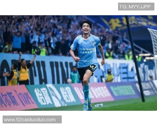 朱鹏宇被铲出脾气，红牌停赛没影响，大连下场持续当判官 中锋3选1